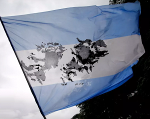 bandera argentina con las Malvinas en el medio