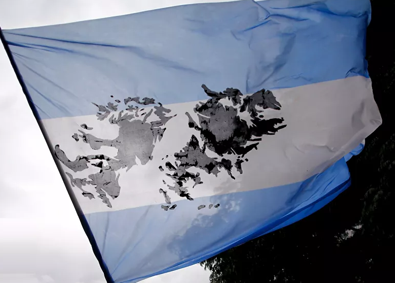 bandera argentina con las Malvinas en el medio