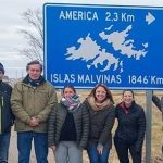 Municipio de Rivadavia instaló cartel de distancia a Malvinas con las Islas al revés